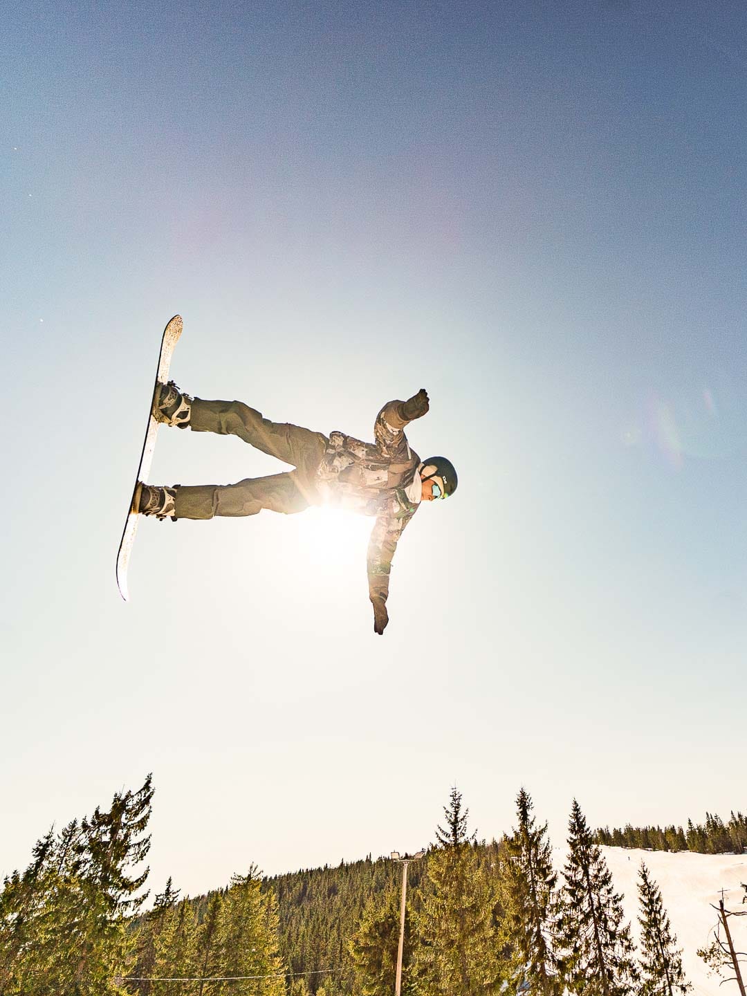 Lautailija tekee temppua ilmassa.