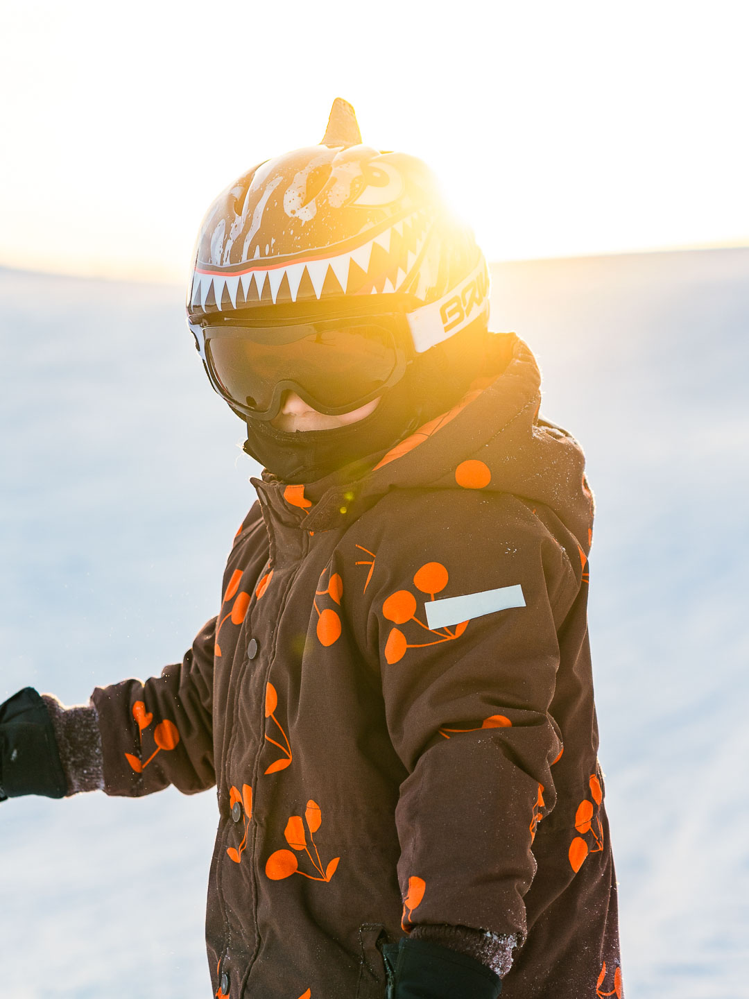 Lähikuva lapsilautailijasta.