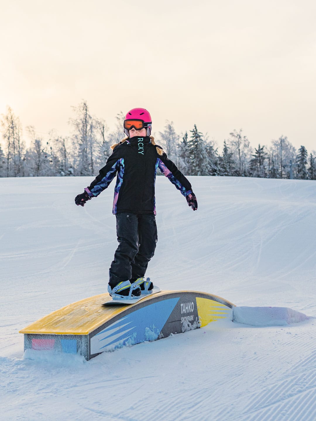 Lapsi laskee laudalla.