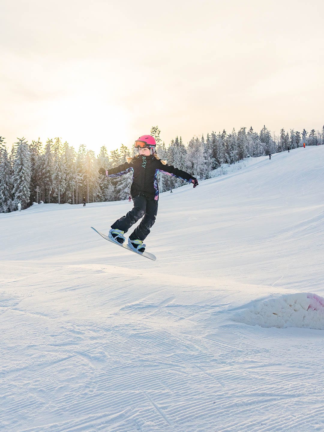 Lapsi hyppää laudalla.