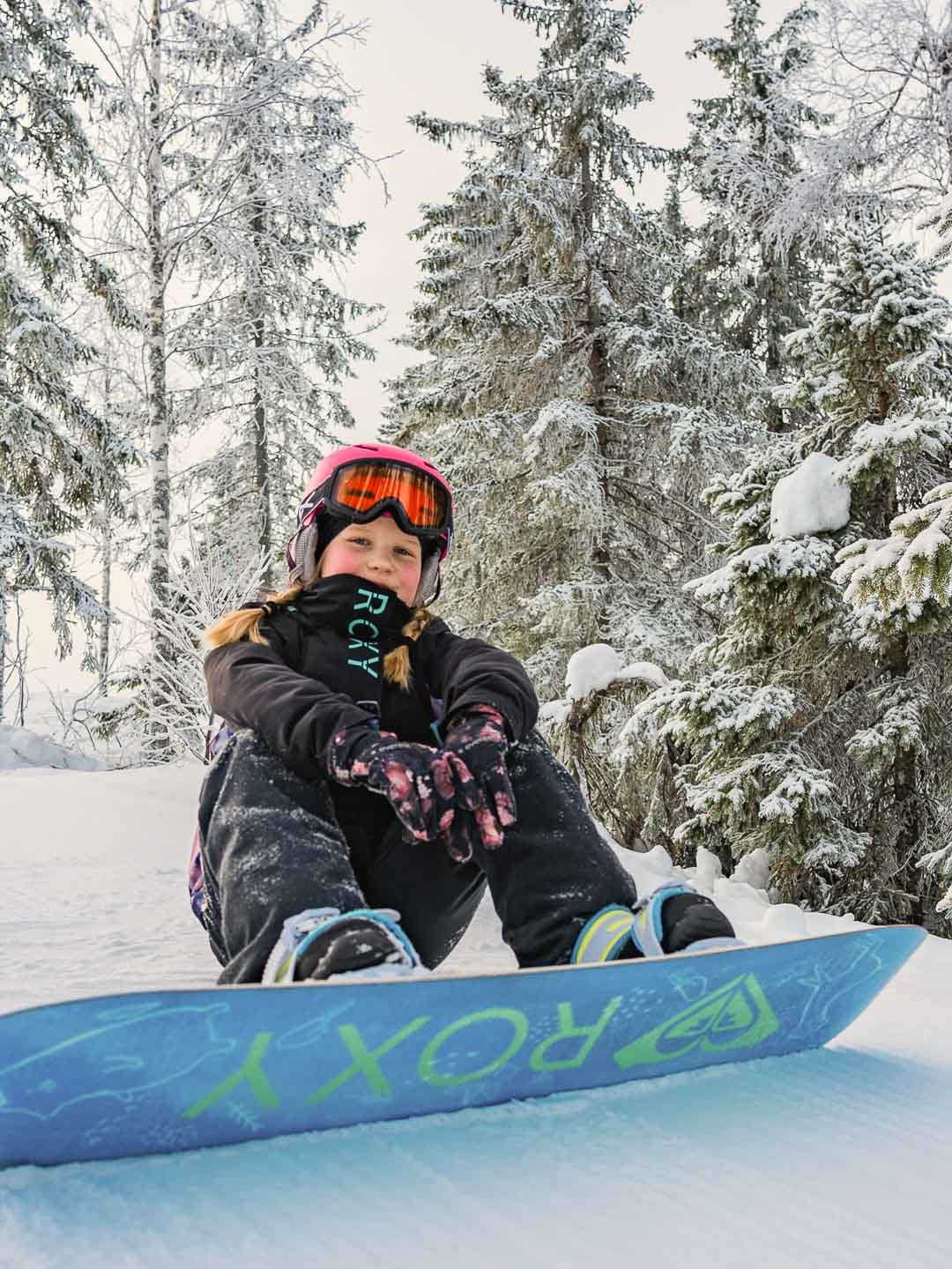 Lapsilautailija istuu.