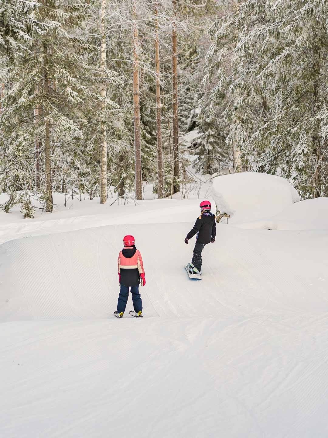 Kaksi lasta laskemassa.