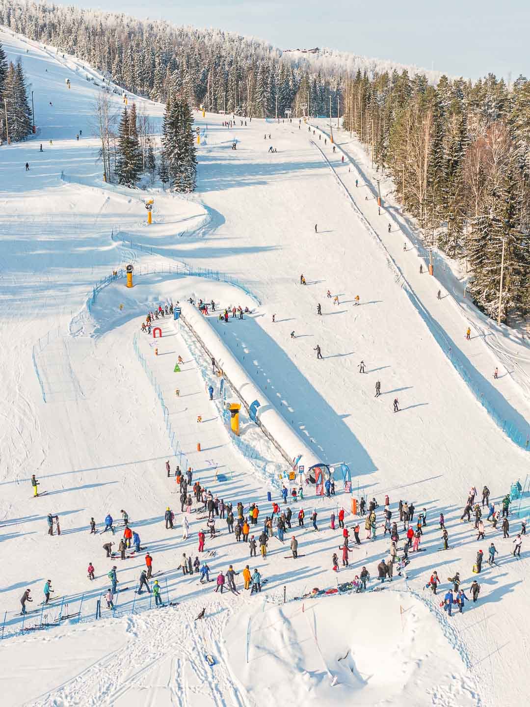 Lasten rinne ja hissi.