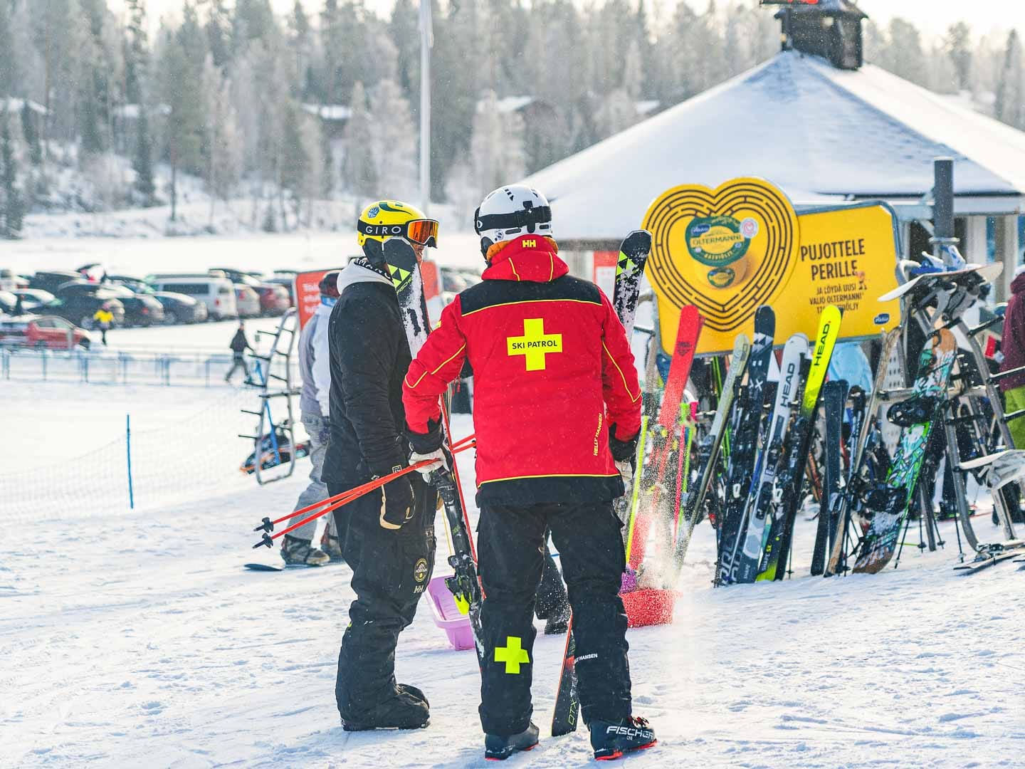 Ski patrol -henkilö keskustelee asiakkaan kanssa.