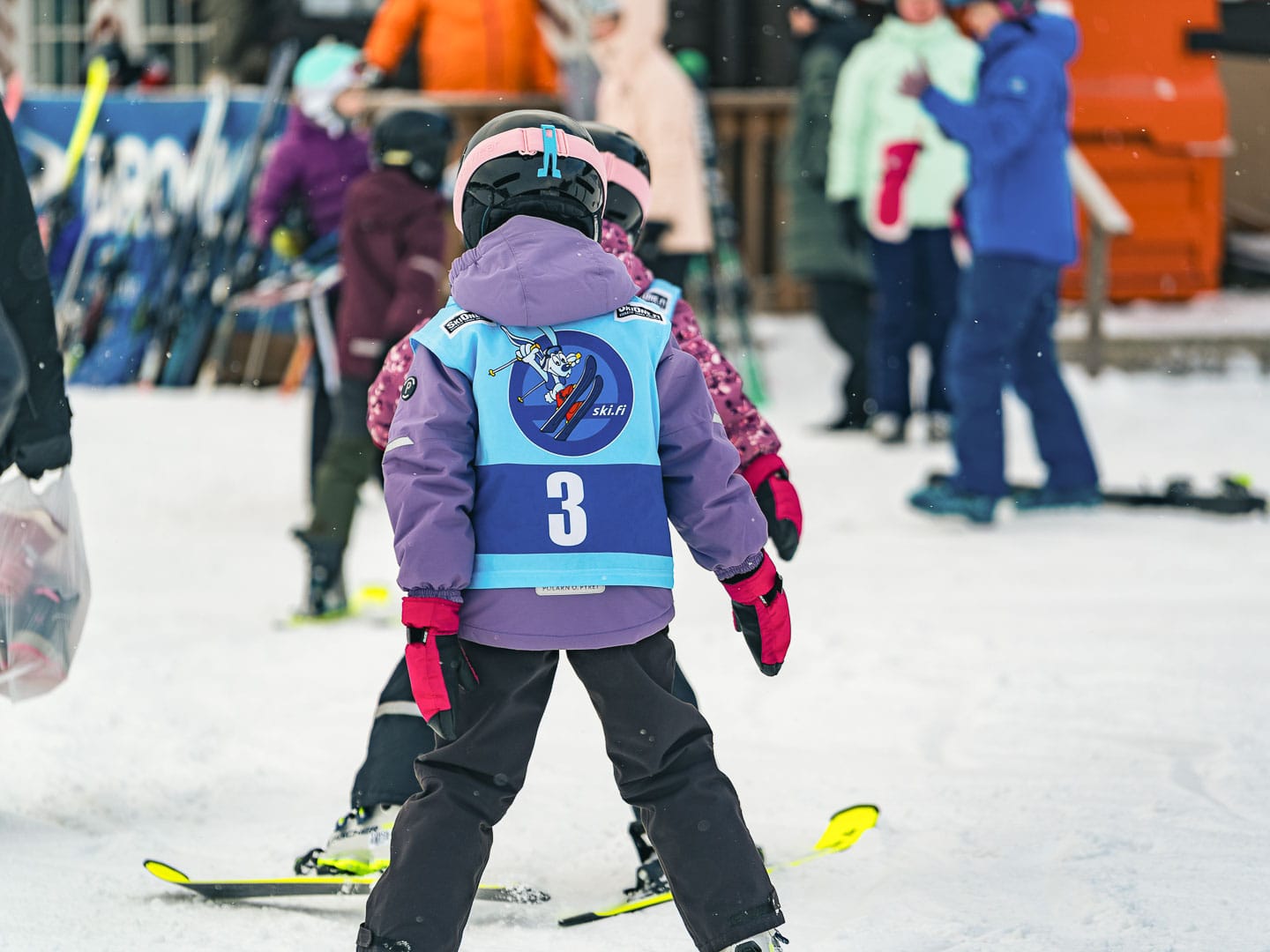 Laskettelijoita odottamassa hissiä.