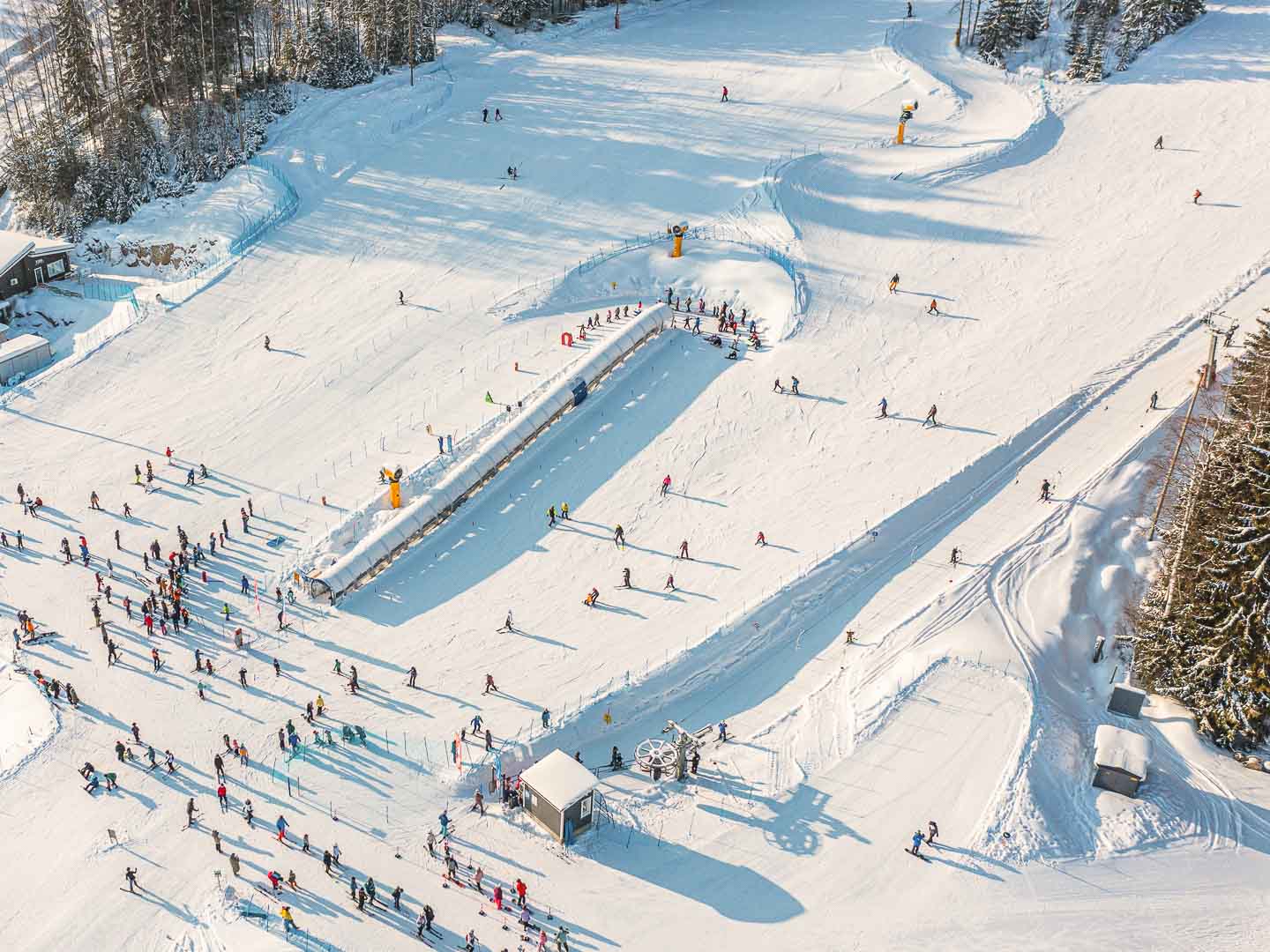 Lasten hissi ja rinne.